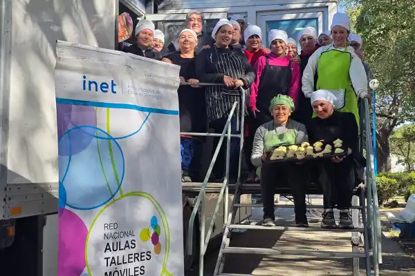 De la panadería a la mecánica: la escuela sobre ruedas que recorre los barrios de Tucumán