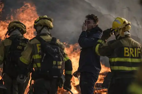 España: Indignación por el paupérrimo bocadillo que reciben los bomberos forestales en plena ola de incendios