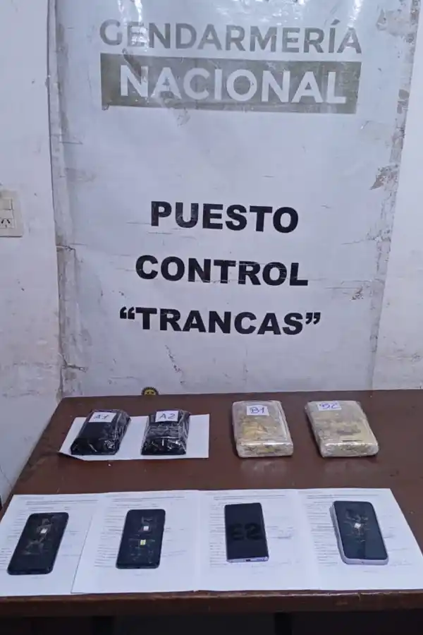 “VALIJERAS”. Dos jóvenes llevaban en distintos micros valijas con cocaína.