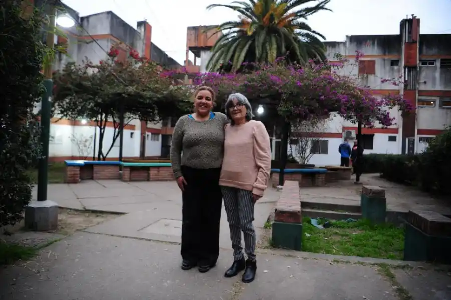 LEGADO FAMILIAR. Daniela con su madre, Irma, en la plaza del barrio.