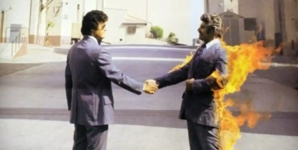 La foto icónica de Pink Floyd, en el disco Wish You Were Here editado en 1975.