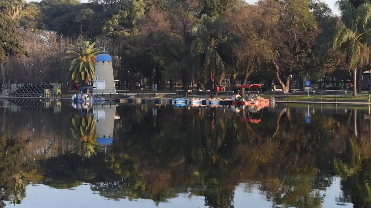 Limpieza en el Parque 9 de Julio. FOTO ANALÍA JARAMILLO. LA GACETA