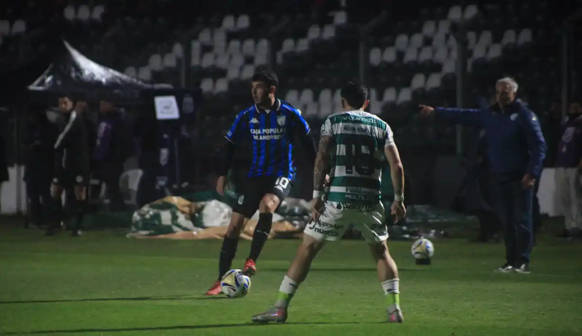 Bajo la lluvia de Junín, Atlético Tucumán logró un empate que alivia, pero no despeja la tormenta