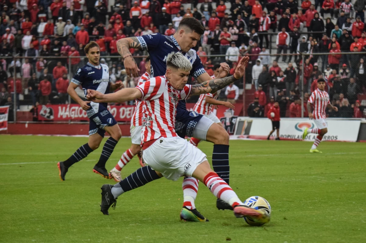 EN ACCIÓN. Franco García, lo mejor de San Martín contra Alvarado, podría mantener su titularidad el miércoles.