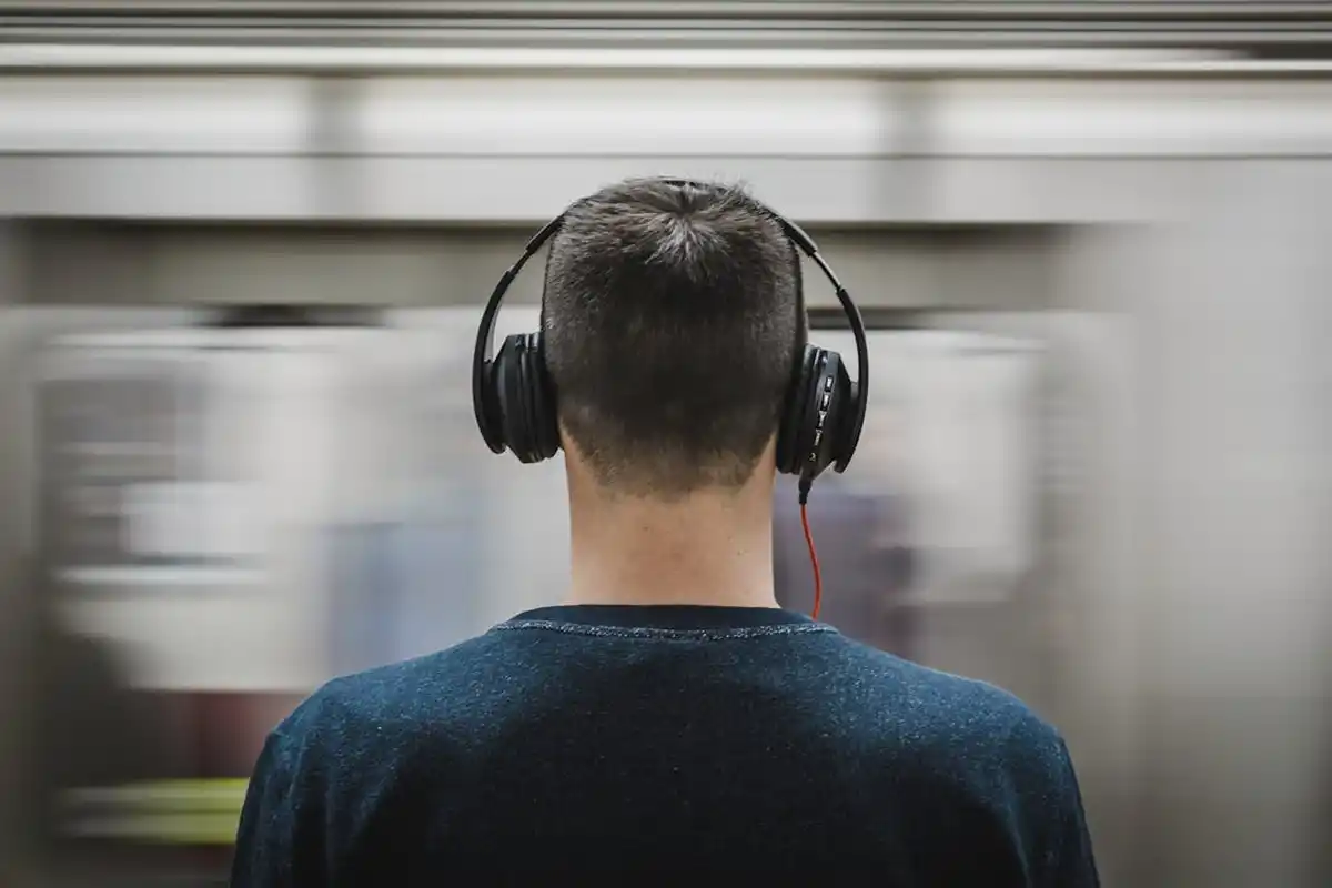 DE LA HOJA AL AURICULAR. La tendencia del audiolibro crece entre jóvenes que buscan aprovechar el tiempo y disfrutar de la lectura en nuevos formatos. / PEXELS