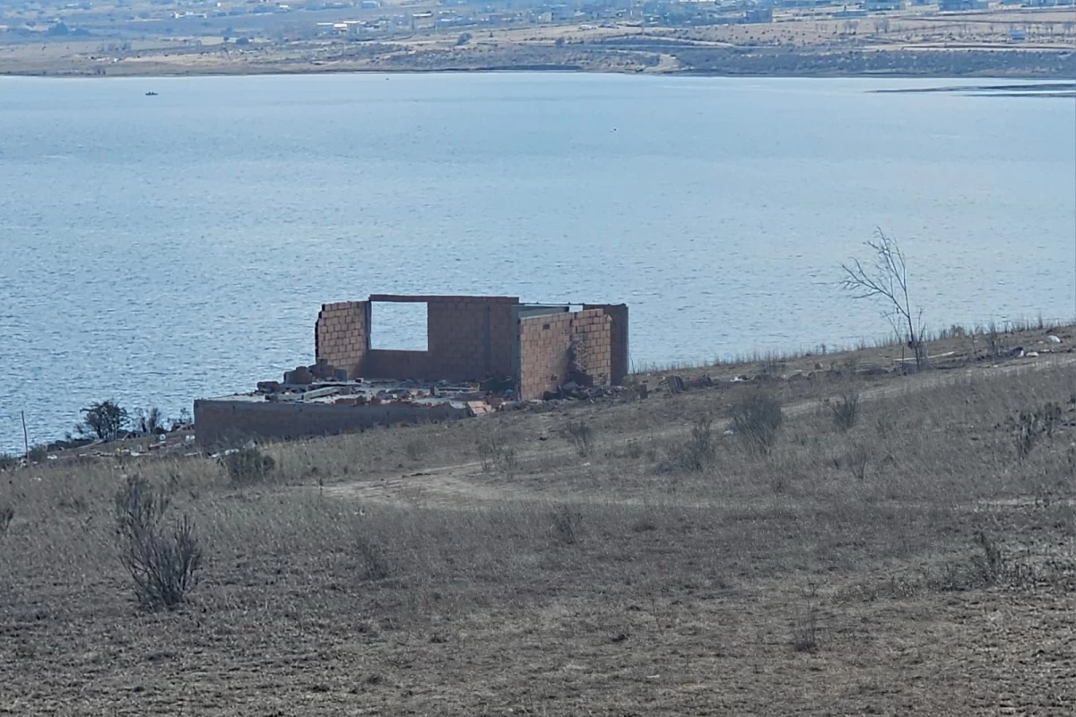UNA PRUEBA. Los ocupantes del “Loteo Monroy” desarmaron las casas y retiraron sus pertenencias.