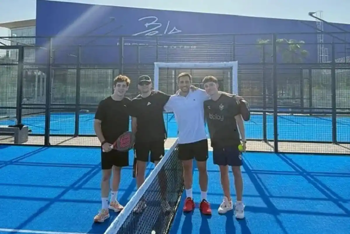 Colapinto disfruta de las vacaciones en España, mientras practica otros deportes