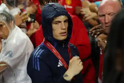 Hinchas de Manchester United destrozaron un mural de Garnacho y crece la tensión por su inminente salida