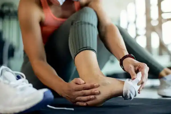 Ni hielo, ni antiinflamatorios: Cómo actuar correctamente tras una mala pisada