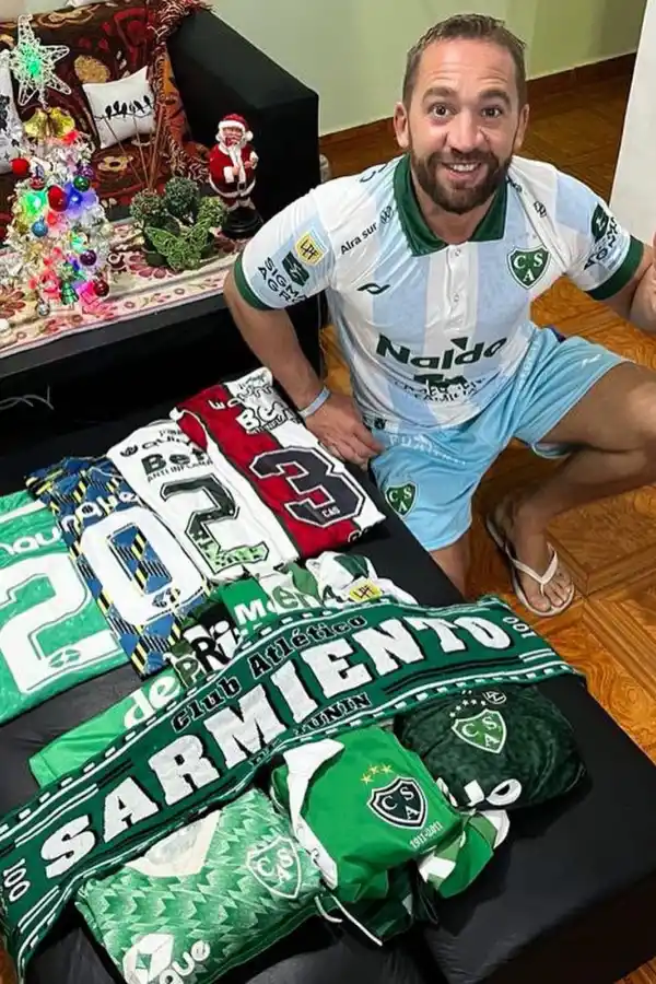 RECUERDOS. En su casa de Junín, Iván Falcón tiene un museo dedicado a su gran amor, Sarmiento.