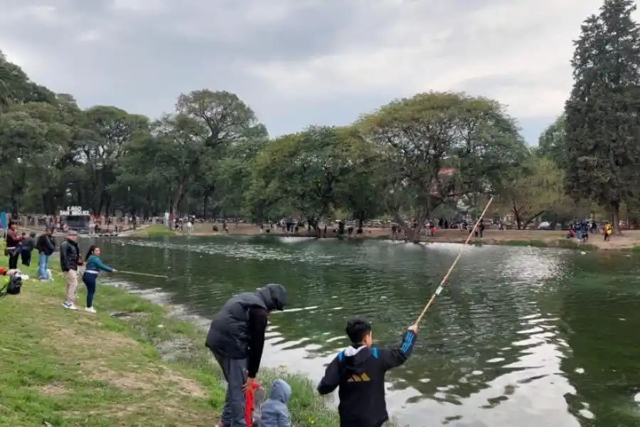 AGUA MÁS CLARA. El lago no fue tan maltratado como ocurrió durante los festejos por el Día del Amigo, aunque se vieron algunas botellas y vasos en él.
