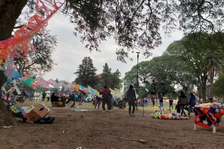 VOLANTINES. Los barriletes fueron de los entretenimientos más buscados por los más chicos, junto a las cosas dulces que se vendieron por todo el lugar.