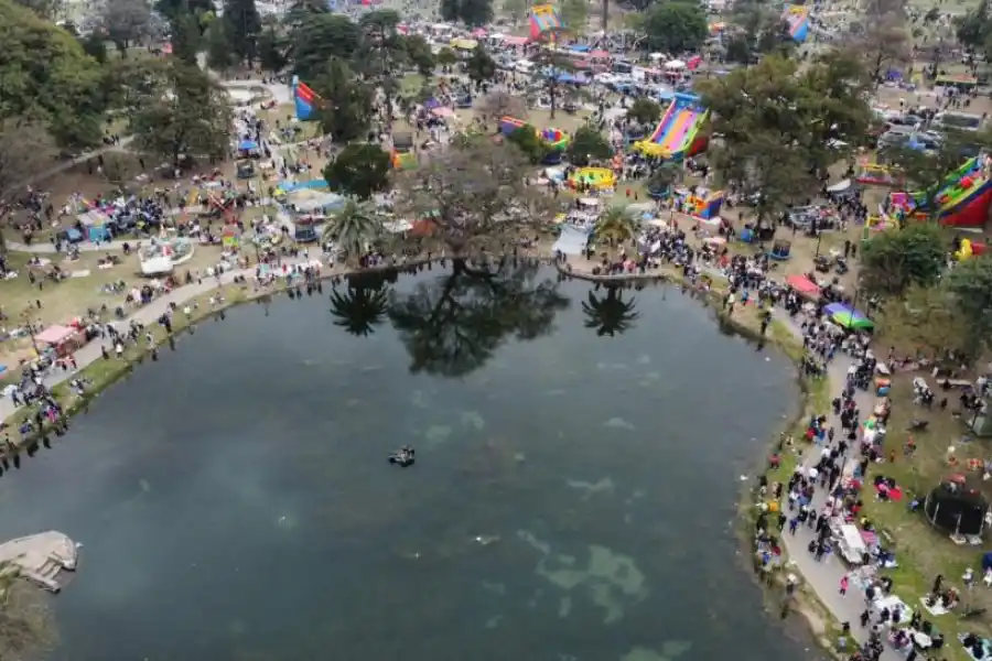 IMPORTANTE CONCURRENCIA. Aunque cada fin de semana el pulmón verde es visitado por cientos de personas, ayer los presentes fueron miles más.
