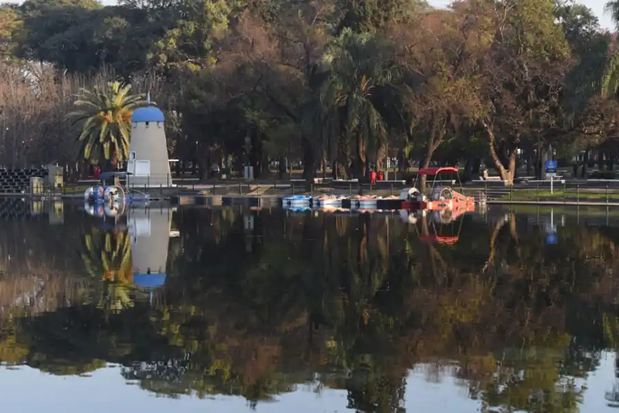 Limpieza en el Parque 9 de Julio. FOTO ANALÍA JARAMILLO. LA GACETA