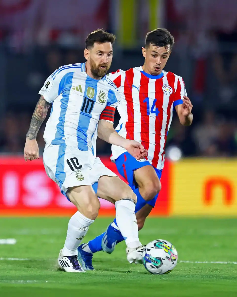JUNTOS. Lionel Messi es marcado por Andrés Cubas, en un Argentina-Paraguay.