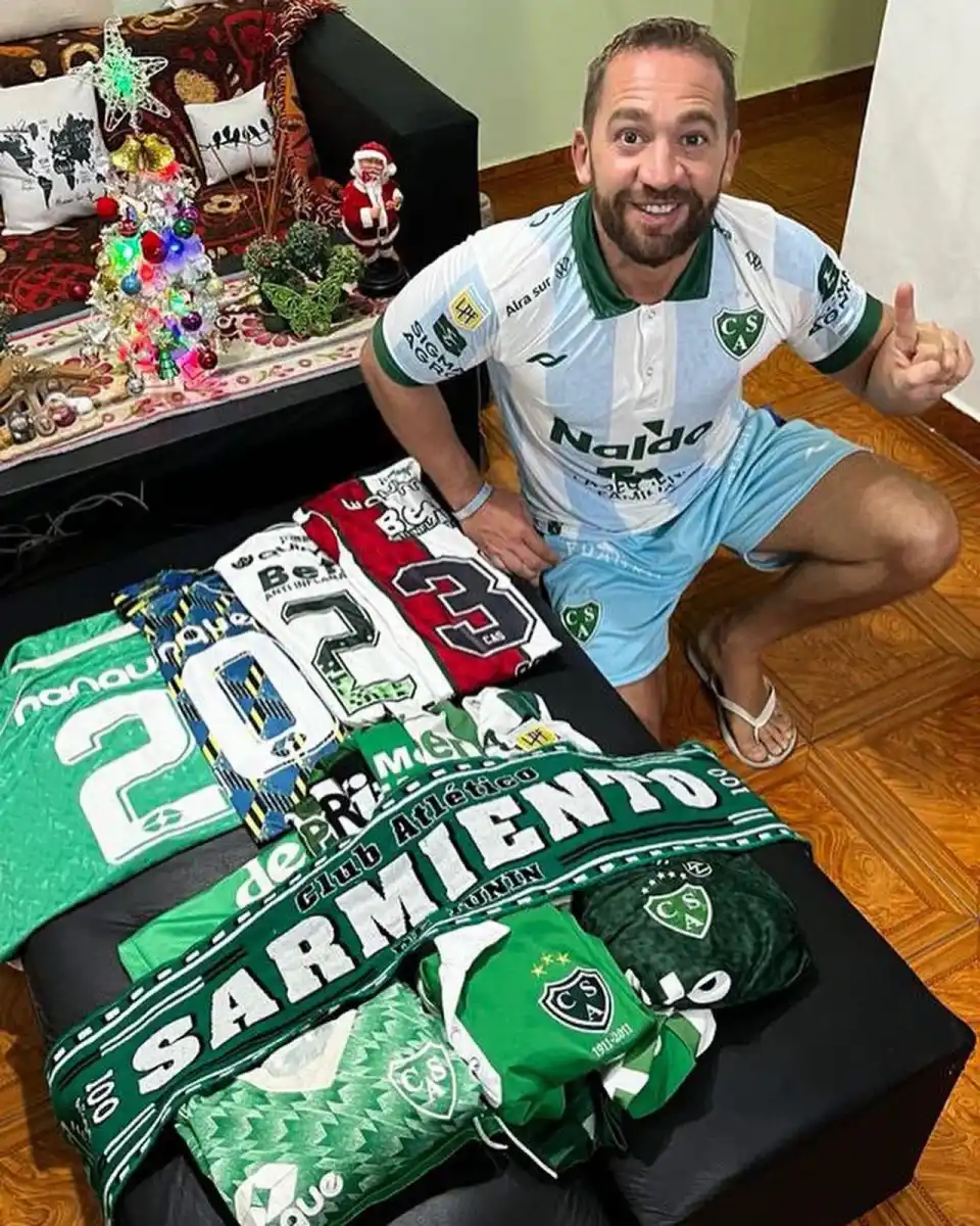 RECUERDOS. En su casa de Junín, Iván Falcón tiene un museo dedicado a su gran amor, Sarmiento.