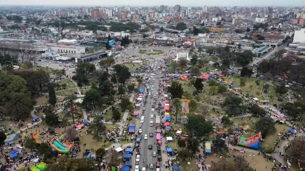 EN COLORES. El cielo de la tarde se mostró gris casi todo el tiempo y los rayos de sol no calentaron el ambiente. No obstante, los inflables, barriletes, y juguetes relucieron e hicieron brillar la jornada. PABLO SALCEDO / ESPECIAL PARA LA GACETA