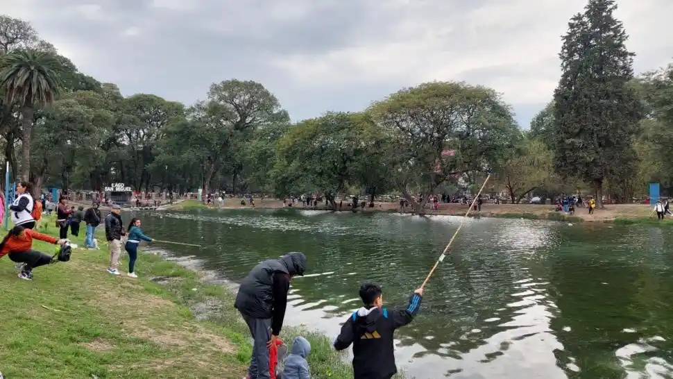 AGUA MÁS CLARA. El lago no fue tan maltratado como ocurrió durante los festejos por el Día del Amigo, aunque se vieron algunas botellas y vasos en él.