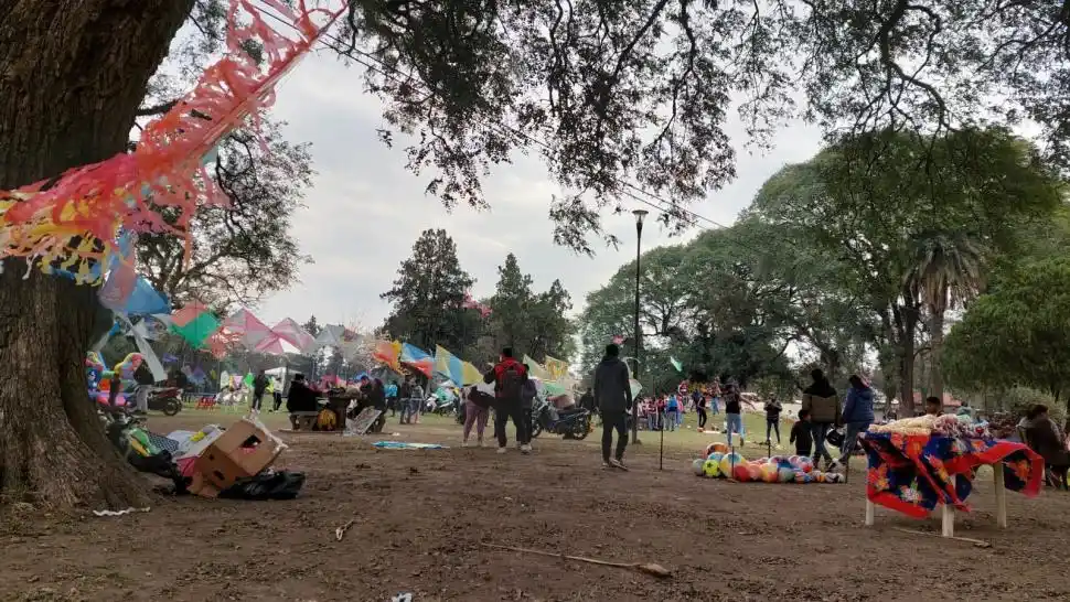 VOLANTINES. Los barriletes fueron de los entretenimientos más buscados por los más chicos, junto a las cosas dulces que se vendieron por todo el lugar.