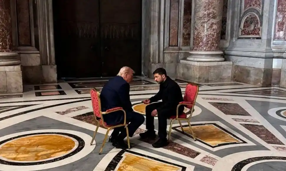 CRUCE. Trump y Zelenski, tras una fuerte discusión en febrero, volvieron a hablar en abril, en el funeral del Papa.