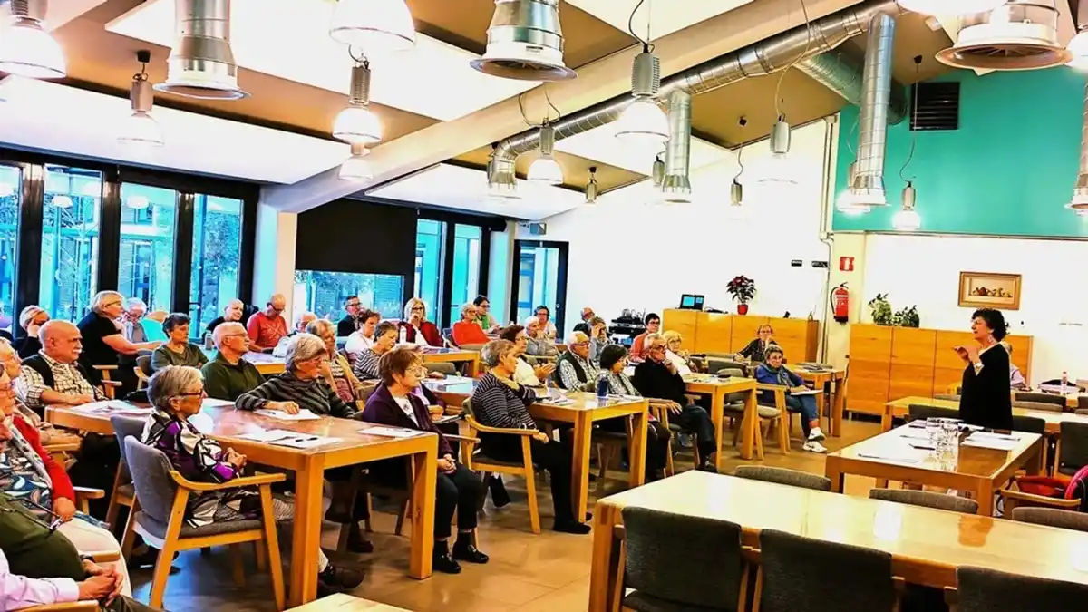 Cómo es vivir en un cohousing sénior en España: una alternativa a las residencias