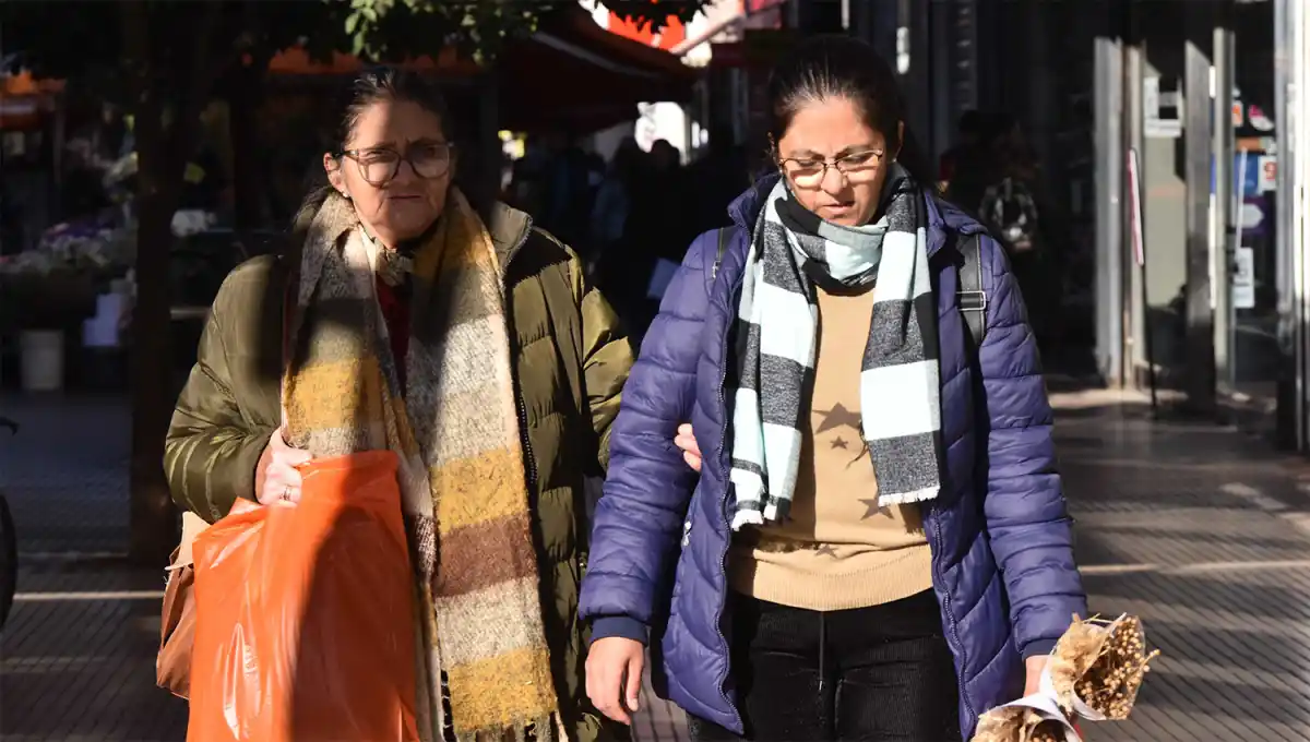 AL SOL. Pese a las bajas temperaturas de la mañana, a partir del mediodía comenzaría a subir la temperatura. 