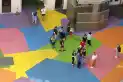 Un mosaico de colores en el piso de un museo para combatir el calor