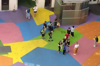 Un mosaico de colores en el piso de un museo para combatir el calor