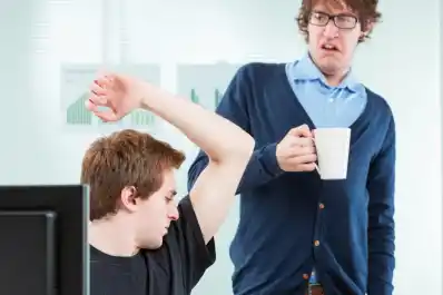 ¿Tu empresa te puede despedir por oler mal? Qué dice la legislación española