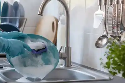 La nueva alternativa a la esponja: cómo lavar los cubiertos para que recuperen su brillo