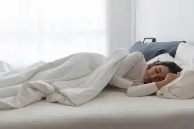 Dormir de costado: qué revela esta postura sobre la personalidad y la salud, según especialistas