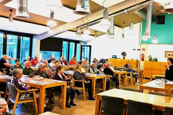 Cómo es vivir en un cohousing sénior en España: una alternativa a las residencias