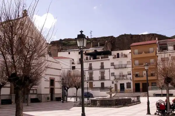 Descubre el pueblo a una hora de Granada con aguas termales medicinales gratis e ideales para jubilados españoles