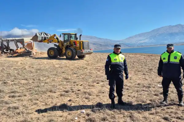 Usurpaciones en El Mollar: una topadora volvió a tirar paredes