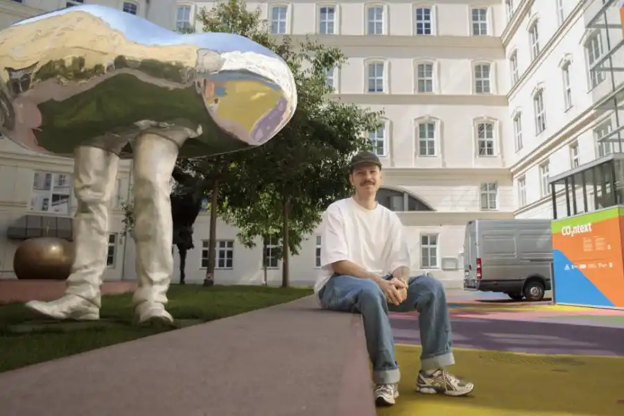 EL ARTISTA. Jonas Griessler posa con el museo de fondo, en Austria.