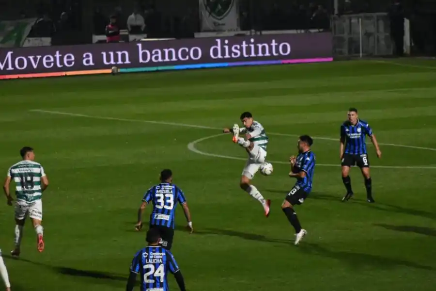 DISPUTA. Ardaiz y Marcelo Ortiz luchan por una pelota cerca del área.
