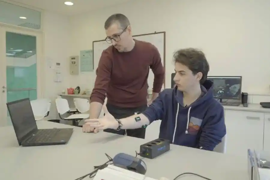 CIENCIA ARGENTINA. Dos investigadores prueban los sensores del videojuego