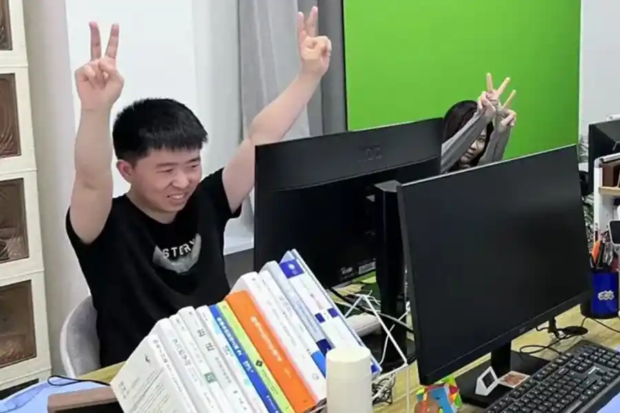 MUNDO LABORAL. Shui Zhou paga aproximadamente 4 dólares al día para ir a una oficina simulada