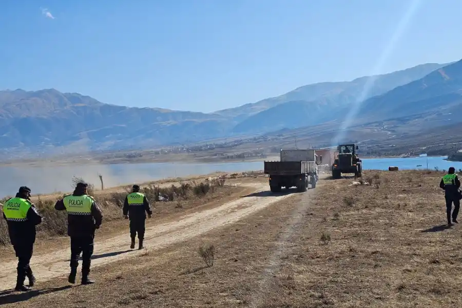 Usurpaciones en El Mollar: una topadora volvió a tirar paredes