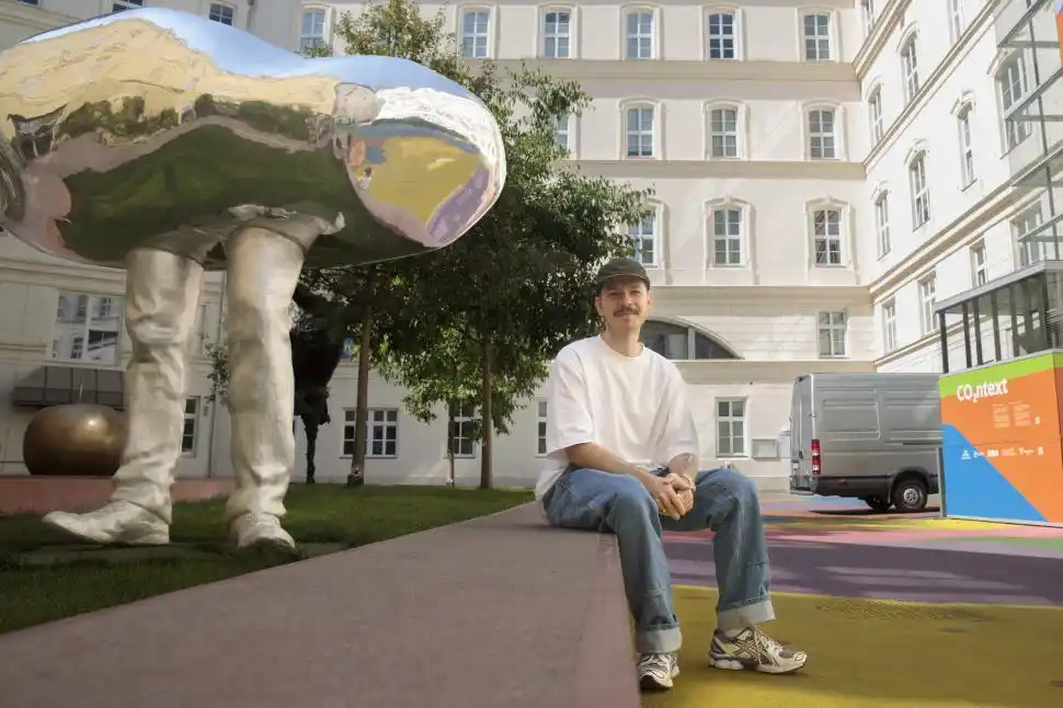 EL ARTISTA. Jonas Griessler posa con el museo de fondo, en Austria.