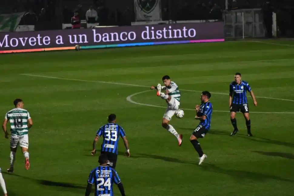 DISPUTA. Ardaiz y Marcelo Ortiz luchan por una pelota cerca del área.