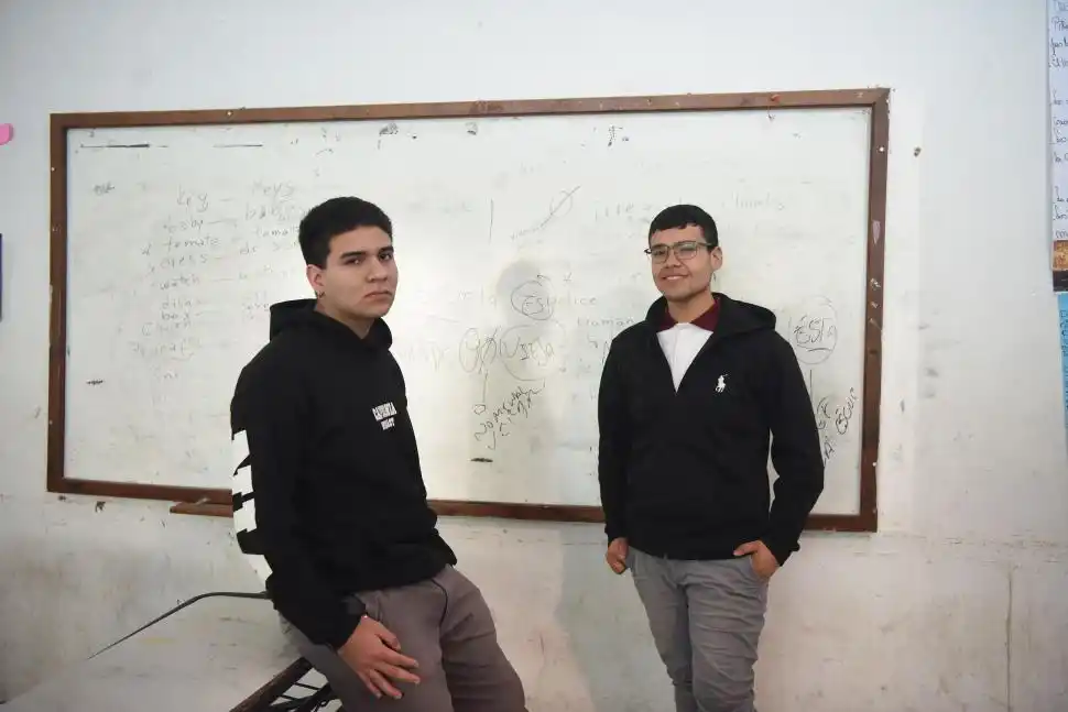 NERVIOS Y ENTUSIASMO. Agustín Herrera y Joaquín Carrizo pusieron a prueba sus conocimientos sobre historia y cultura tucumana.