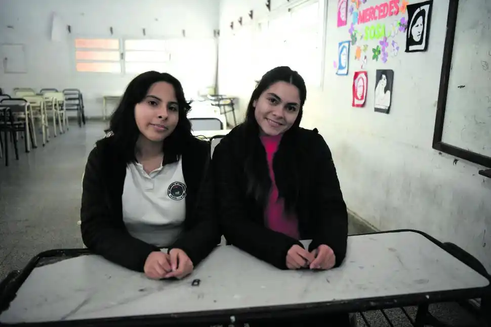 TRABAJO EN EQUIPO. Zoe y Mica se complementan para estudiar