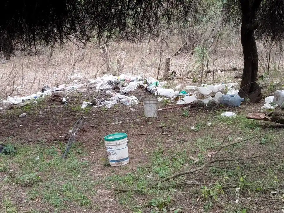 LO MALO DE LA REORGANIZACIÓN. Desconocidos que invadieron el ex predio de El Cardumen vandalizaron y arrojaron basura en el lugar.