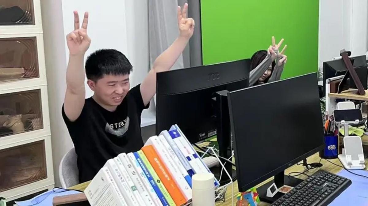 MUNDO LABORAL. Shui Zhou paga aproximadamente 4 dólares al día para ir a una oficina simulada