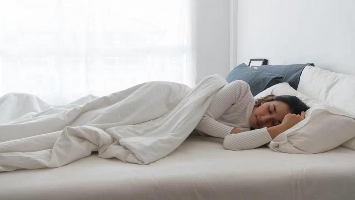 Descubrí Qué Dice Tu Posición al Dormir de Lado Sobre Tu Personalidad y Salud (Según Expertos)