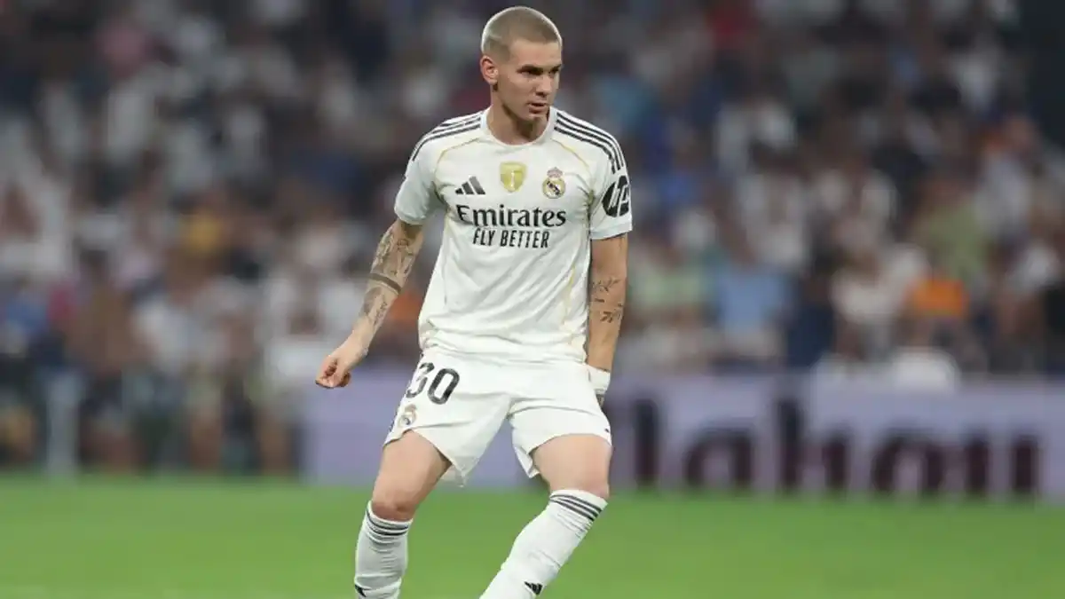 GRANDES EXPECTATIVAS. El ingreso de Franco Mastantuono al campo de juego vino acompañado de ovaciones y cánticos.