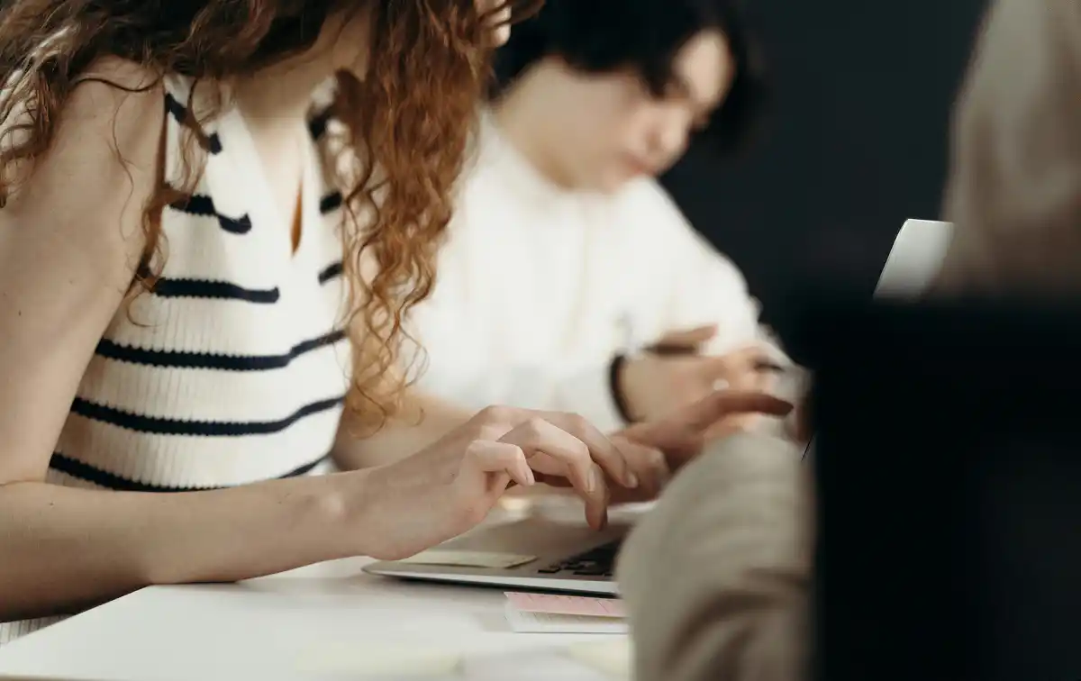 PASANTÍAS EDUCATIVAS. Reguladas por la Ley 26.427, las pasantías ofrecen formación sin vínculo laboral, pero con derechos y límites estrictos. / PEXELS