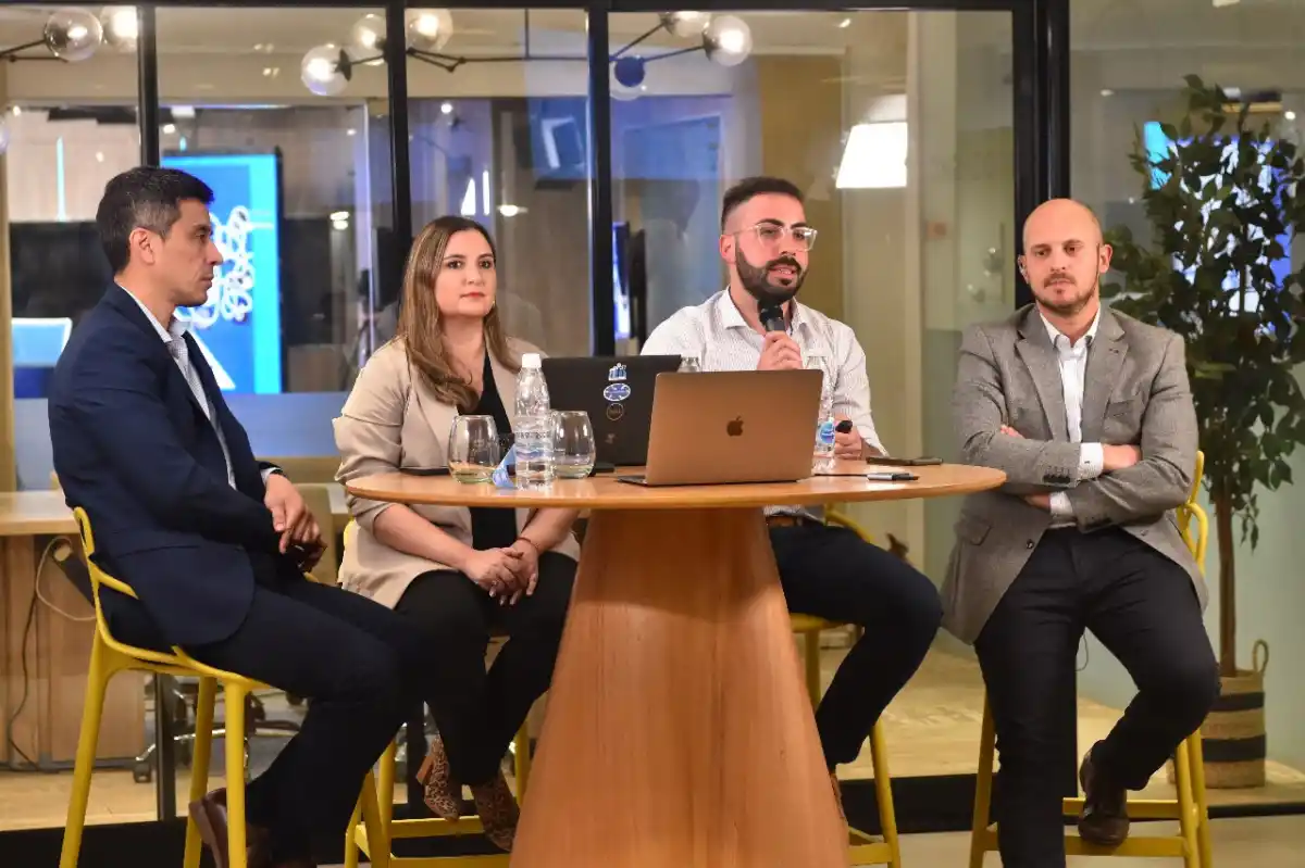 ALGORITMOS. Matías Auad explicó cómo las redes sociales definen qué información vemos y el desafío de captar la atención