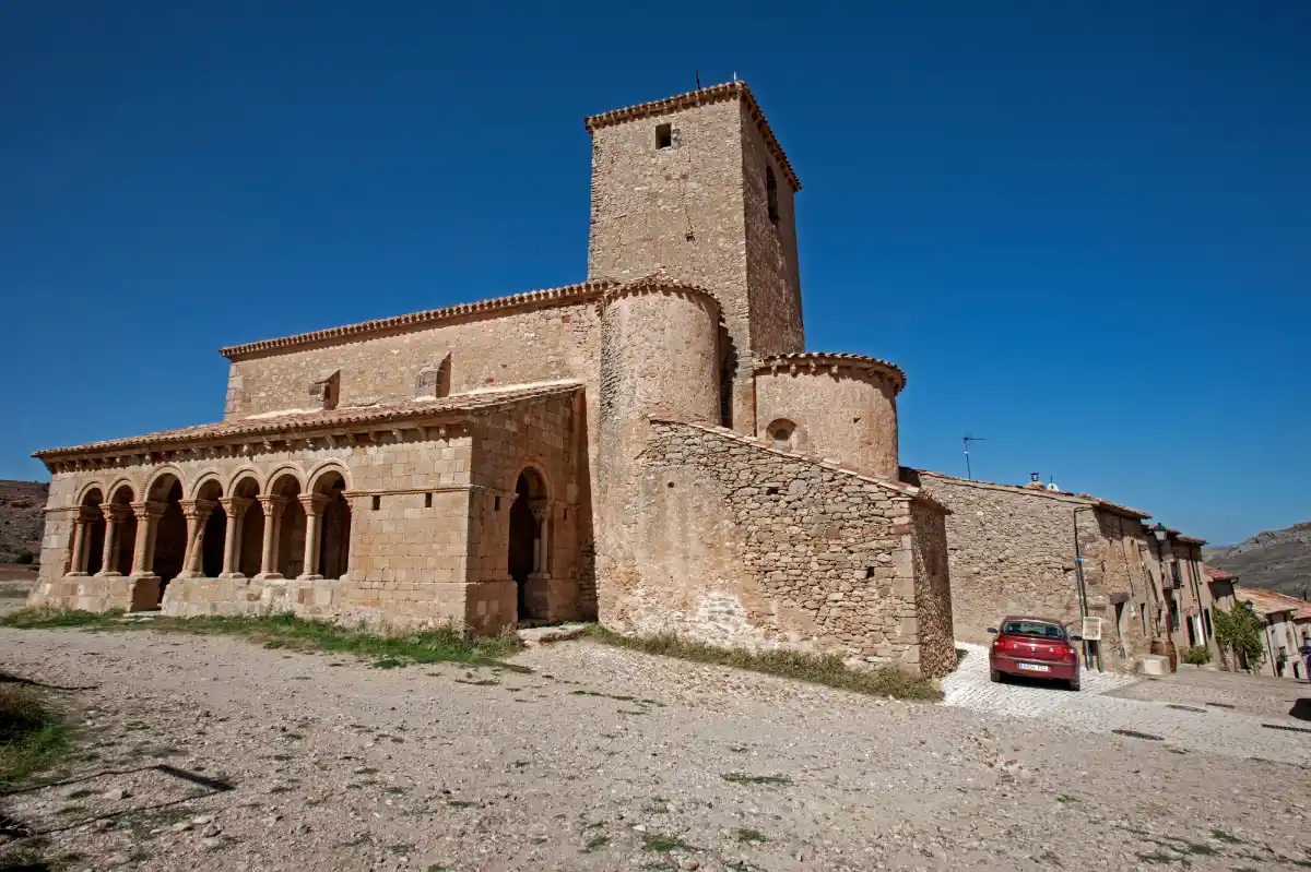 Este increíble pueblo de Soria tiene 14 habitantes, un castillo, dos iglesias y un puente medieval